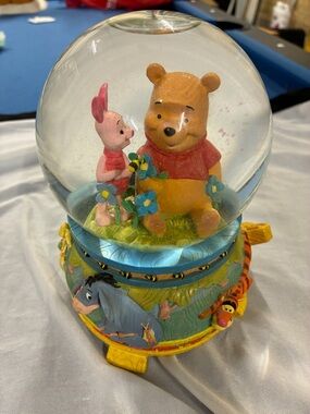 Disney Store Winnie the Pooh Piglet Musical Snow Globe 1963 READ